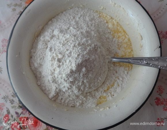 Всыпать муку и замесить тесто.