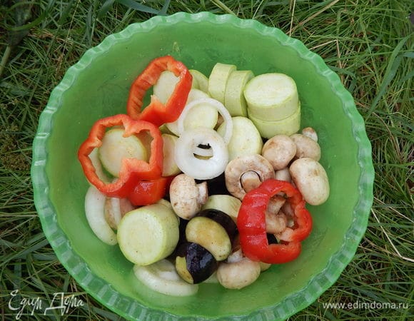 Баклажаны, кабачки, перец и лук нарезать кольцами толщиной 1,5–2 см, чеснок — кружочками. Грибы лучше брать мелкие, чтобы их не резать. Солим и перчим по вкусу, добавляем яблочный уксус, оливковое масло (можно заменить любым другим), накрываем чашку с овощами пищевой пленкой и встряхиваем несколько раз. Оставляем овощи мариноваться минимум на 3 часа, а лучше на ночь.