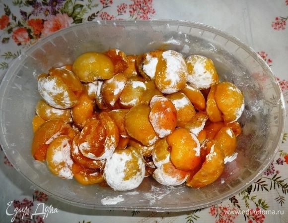 Абрикосы засыпать крахмалом и аккуратно перемешать.