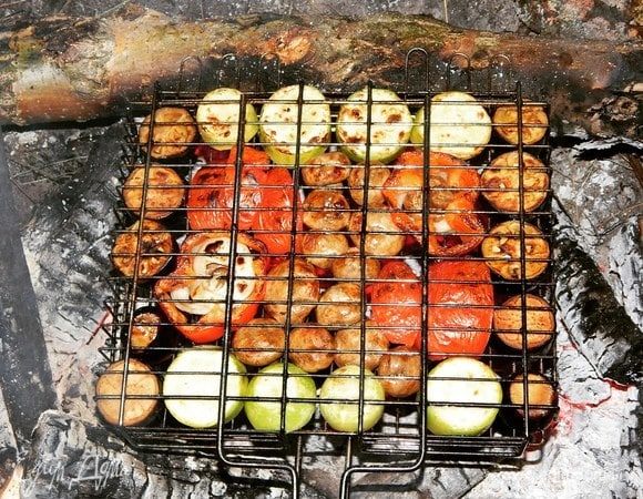 Жарим овощи с двух сторон минут 20, периодически переворачивая решетку. Подаем к столу и болеем за нашу команду;) Приятного аппетита!