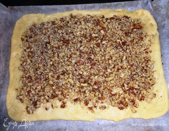 Насыпать на тесто слой орехов, не доходя до краев 1,5–2 см.