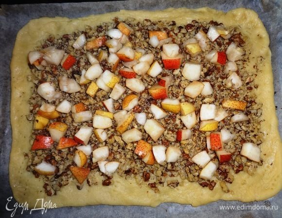 На орехи выложить слой нарезанных груш.