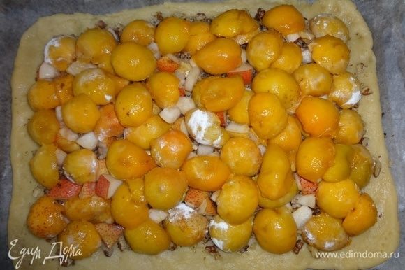Поверх груш выложить половинки абрикосов в крахмале.