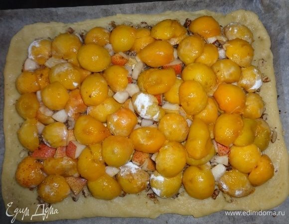 Поверх груш выложить половинки абрикосов в крахмале.