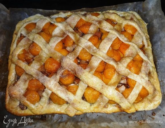 Поставить пирог в духовку, разогретую до 200°C, и выпекать 20 мин. Так выглядит готовый пирог. Остудить его на противне, предварительно проведя ножом между бумагой и пирогом.