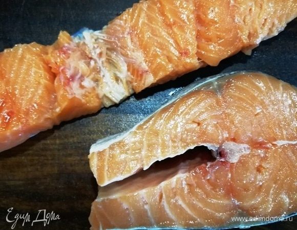 У меня в наличии 2 увесистых стейка семги. Аккуратно вынимаем из них кость. Разрезаем на 2 части. Кожу оставляем.