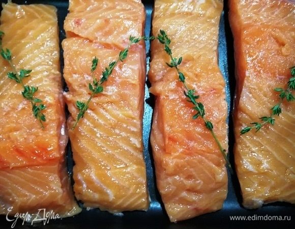 Выкладываем филе на противень, на каждый кусок кладем по веточке тимьяна.