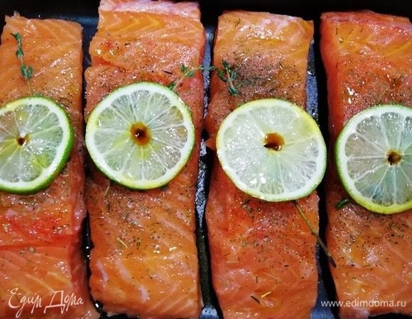 Солим и перчим, укладываем по дольке лайма. В центр кружочка лайма капнем по капельке вустерширского соуса (это по желанию). Оставляем мариноваться рыбу на 15 минут. Затем выпекаем в духовке при 180⁰С в течение 15 минут.