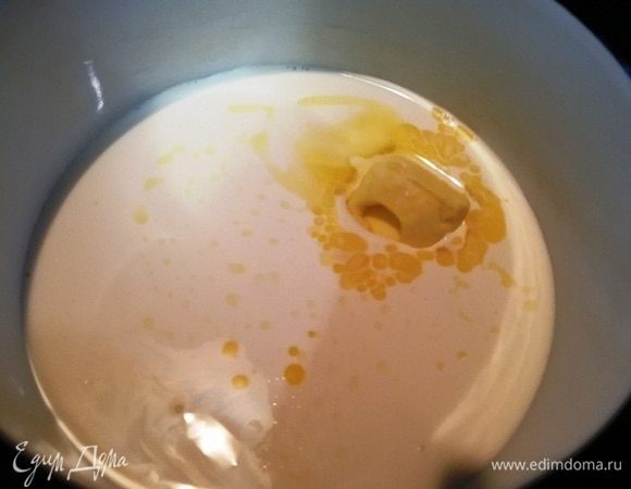 А пока приготовим соус. Сливки подогреем, добавим сливочное масло.