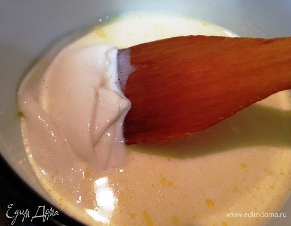 Когда масло полностью растворится, добавим плавленый сливочный сыр. Дождемся, когда сыр полностью растворится, и прогреем соус на минимальном огне 5 минут. Соус готов.