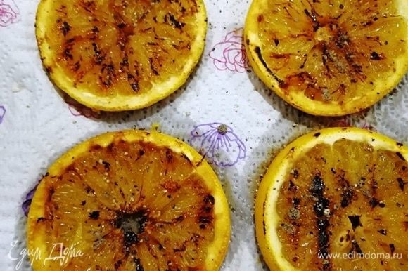 Апельсины для подачи обжарим на сковороде-гриль с двух сторон.