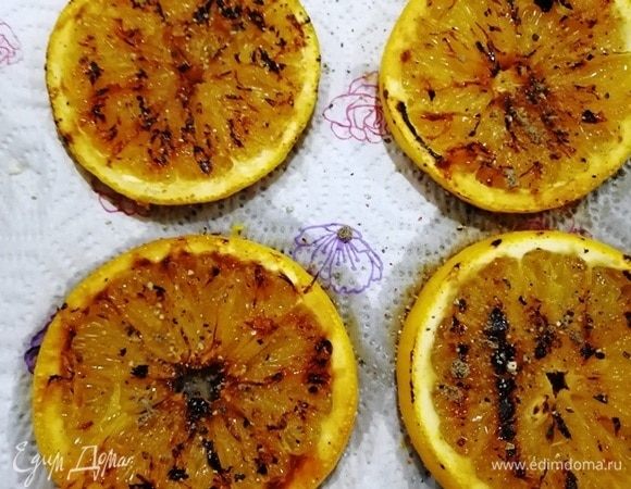 Апельсины для подачи обжарим на сковороде-гриль с двух сторон.