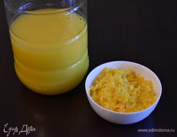 После разморозить апельсины и перекрутить на мясорубке или измельчить блендером. Добавить в измельченную апелисиновую массу 1,5 литра бутилированной воды. Дать напитку настояться некоторое время. Затем напиток процедить через сложенную в несколько слоев марлю. В полученный напиток добавить сахар по вкусу и лимонную кислоту (сок лимона). Добавить 3 литра воды, размешать напиток до полного растворения сахара. Разлить по бутылкам. Охладить.