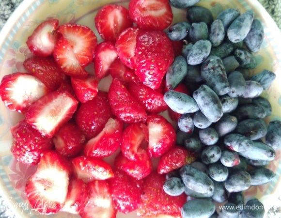 Ягоду вымыть и дать просохнуть. Если клубничка крупная, разрезать пополам. Я брала жимолость и клубнику.