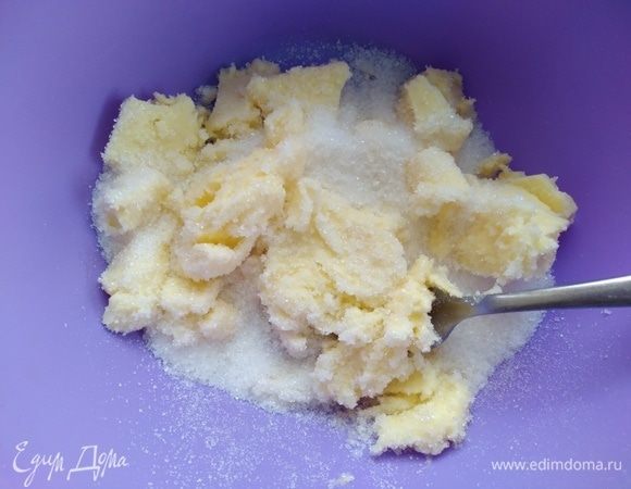 Взбить размягченное масло и сахар до пышности в течение 2 минут.
