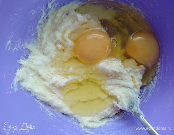 Ввести яйца и хорошо перемешать до соединения с маслом.