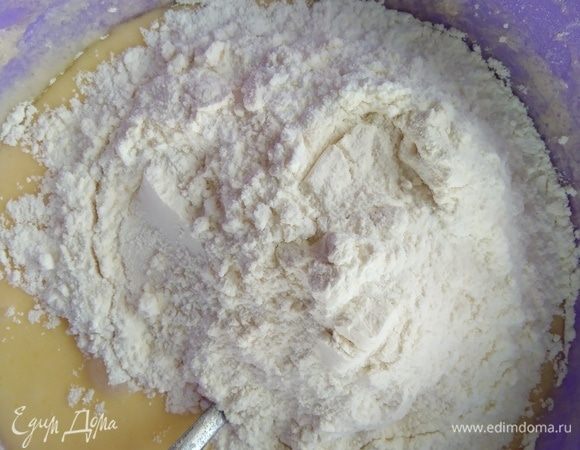 Муку просеять вместе с крахмалом и разрыхлителем. Добавить в миску с тестом и хорошо перемешать ложкой.