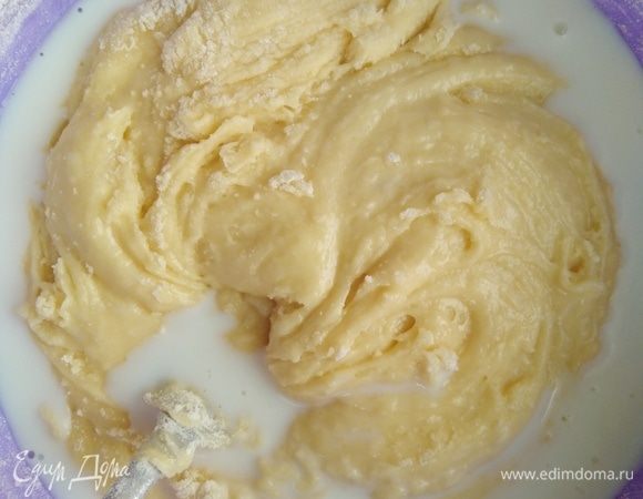 Добавить молоко и хорошо перемешать.