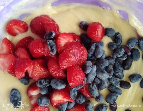 Ввести ягоду и аккуратно перемешать.