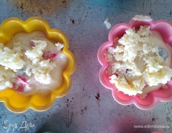 Духовку разогреть до 180°C. Я пекла в силиконовых формочках. Заполнить формочки наполовину, а сверху распределить штрейзель. Выпекать 15–20 минут до сухой палочки.