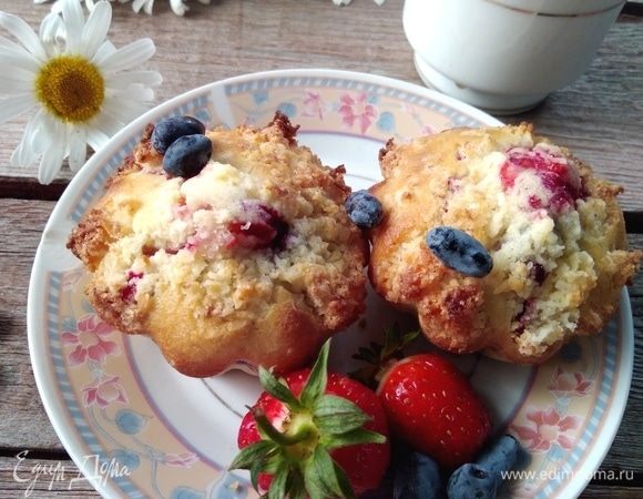 Готовые кексы немного остудить и вынуть из формочек.