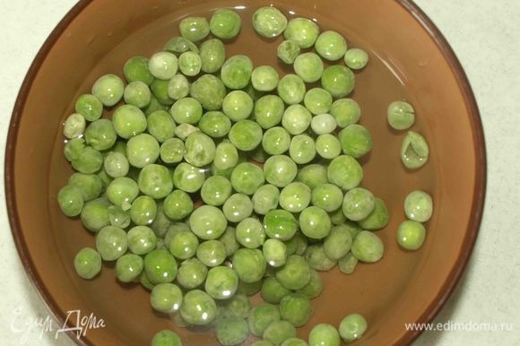 Замороженный зеленый горошек залить горячей водой и дать постоять 2 минуты. Воду слить.