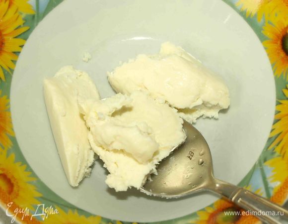 В миску выкладываем мягкий сыр.