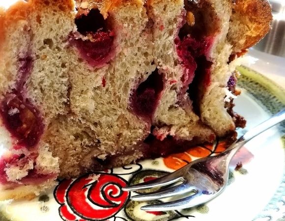 Тесто ароматное и дырчатое. При подаче по желанию посыпать сахарной пудрой.