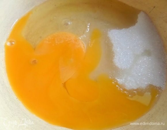 Яйцо (1 крупное или 2 мелких) разбить в миску с сахаром и ванилью.