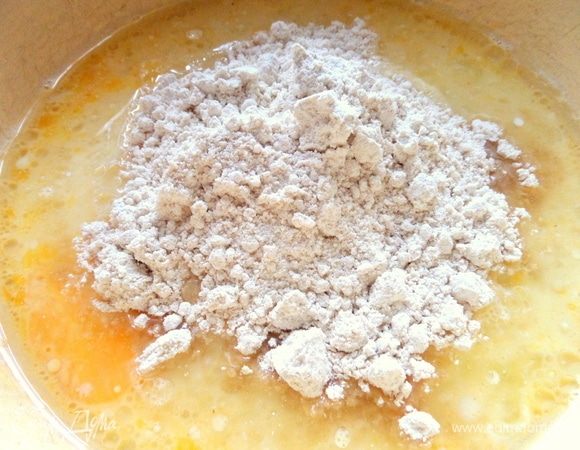 Всыпать овсяную муку.