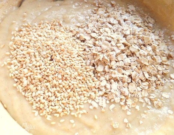 Немного хлопьев (горсть) и кунжут (заранее обжарить) по вкусу.
