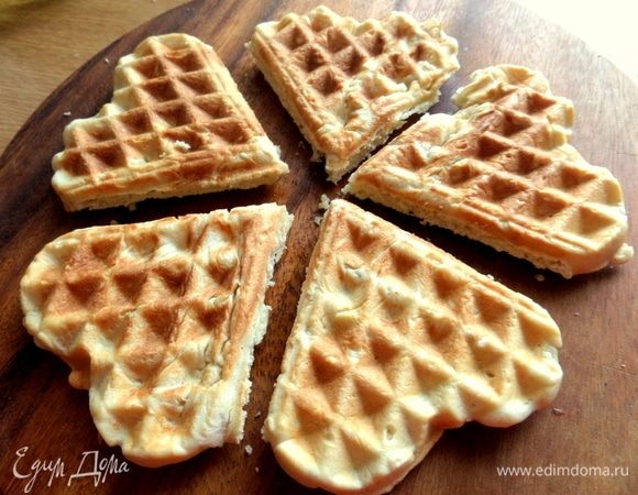 Накрыть крышкой и запекать вафли до готовности. Перенести на доску, поделить на порции.