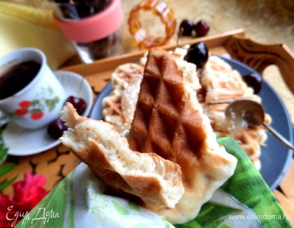 Если держать закрытыми, вафли останутся мягкими, а после выпекания — сразу с небольшой корочкой.