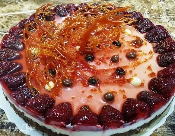 Отдельно я приготовила карамель и украсила десерт.