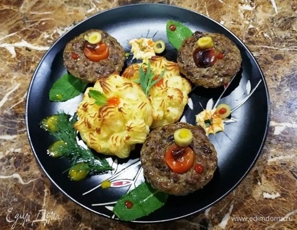 Подаю печеночные котлеты с картофелем дюшес, украсив веточками мяты, укропом, оливками и соусом из манго.