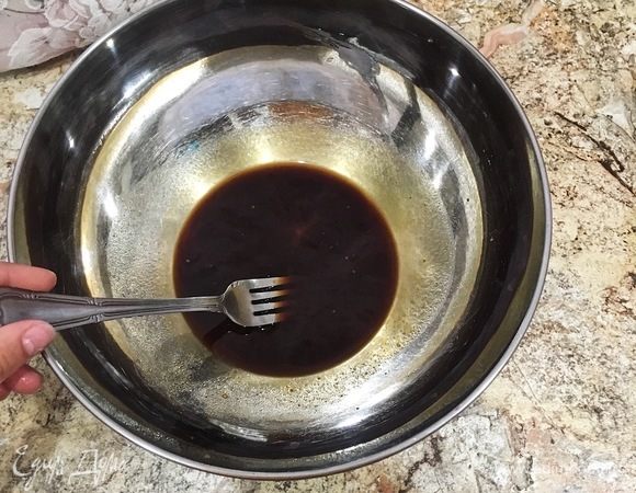 Подготовить маринад: соевый соус, мед, горчицу и томатную пасту смешать в глубокой миске.