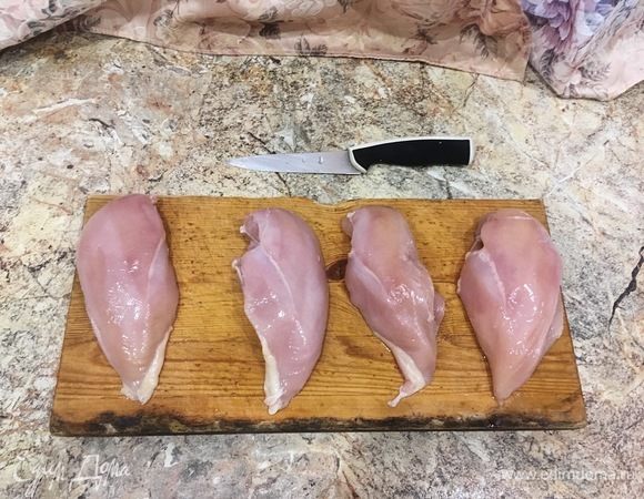 Куриное филе промыть под водой и вытереть сухими салфетками. Нарезать его небольшими кубиками. Его лучше не солить, так как соевый соус сам по себе соленый.