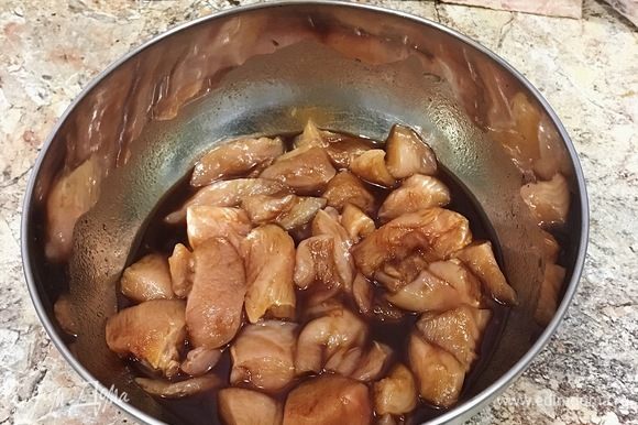 Положите куриное филе в маринад и оставьте мариноваться на 1 час.