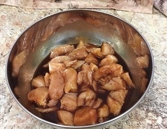 Положите куриное филе в маринад и оставьте мариноваться на 1 час.