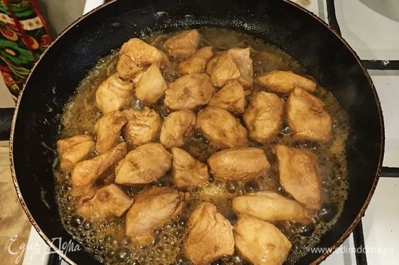 Через час можно приступать к жарке. Разогреть сковородку и добавить подсолнечное масло. Выкладываем курицу (без соуса). Обжариваем с двух сторон до золотистой корочки.