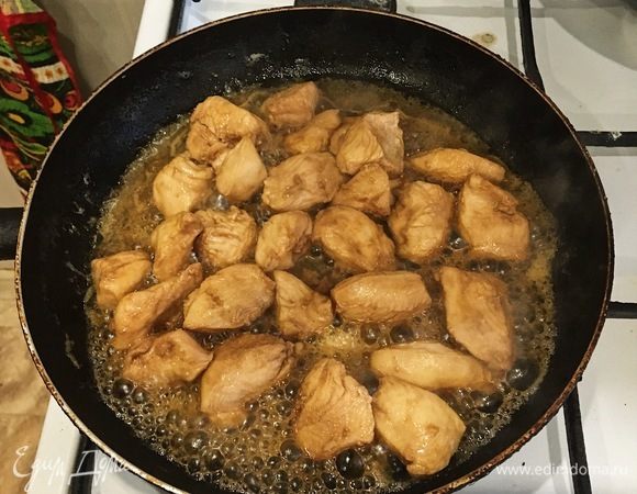 Через час можно приступать к жарке. Разогреть сковородку и добавить подсолнечное масло. Выкладываем курицу (без соуса). Обжариваем с двух сторон до золотистой корочки.