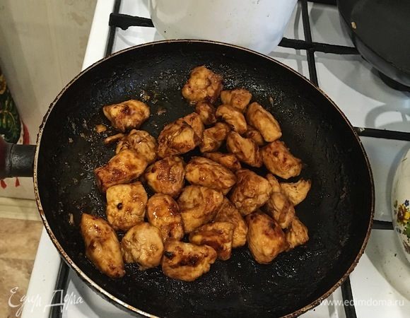 Теперь добавляем наш соус и оставляем тушить на 10 минут. Соус должен загустеть.