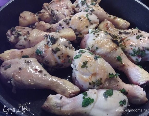 Разогреть духовку до 180°C. В большой сковороде с толстым дном (желательно, брать сковороду, в которой блюдо будет запекаться) разогреть масло на среднем огне. Обжарить кусочки курицы одним слоем, если необходимо, партиями, чтобы они не переполняли сковороду, пока будут хорошо обжарены со всех сторон. Как только первая партия будет обжарена, перенесите курицу на тарелку и обжарьте оставшиеся кусочки.