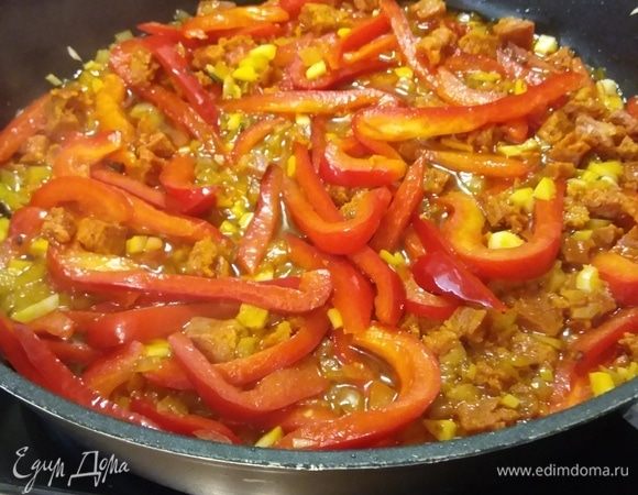 В эту же сковороду выложить лук и перец и пассеровать, часто помешивая, пока они не начнут увядать. Добавить чеснок, нарезанную на кубики чоризо, шафран (предварительно заварить его небольшим количеством кипятка) и 1/2 чайной ложки соли. Продолжайте готовить, пока лук и перцы не станут увядшими и мягкими.