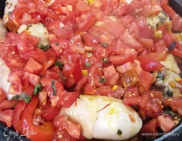 Добавить помидоры (предварительно обдав их кипятком, сняв кожицу и мелко нарезав), воду и вино. Расположите курицу в кастрюле (по желанию, снимите кожу), аккуратно накройте крышкой или фольгой и запекайте в духовке в течение 30 минут.