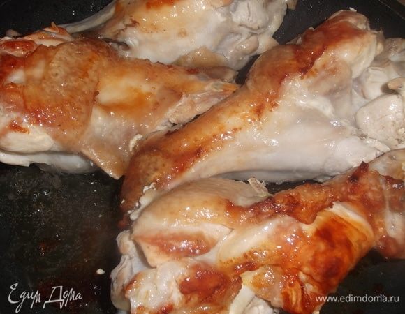 Через час мясо перевернуть. Продолжаем жарить под крышкой еще 30 минут.