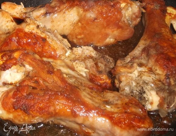 Добавляем соевый соус и перец. Жарим также под крышкой последние 30 минут. В процессе мясо переворачиваем.