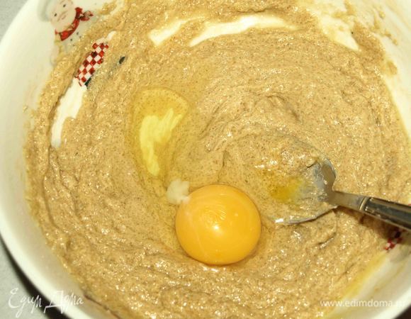 Ввести постепенно яйца. Хорошо взбить.