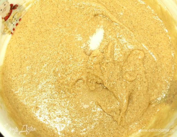 Добавить миндальную эссенцию (можно уменьшить количеств) и ванильный сахар (можно использовать экстракт ванили). Перемешать.