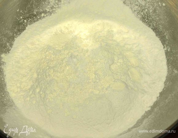 Муку просеять. Добавить разрыхлитель и соль.